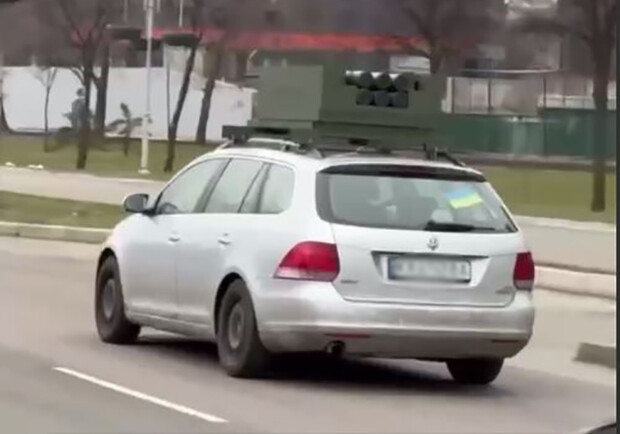 В Киеве заметили легковушку с мини-HIMARS на крыше 