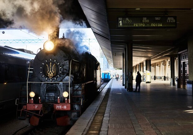 На зимние праздники по Киеву будет курсировать сказочный ретро-поезд. 