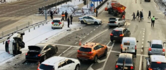 Первый день зимы: в центре Киева большое ДТП с пятью автомобилями (видео)