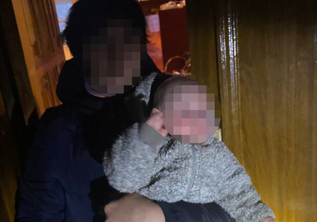 В Киеве после обращения соседей в полицию из семьи изъяли малыша 