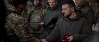 Владимир Зеленский посетил Бахмут и наградил украинских защитников