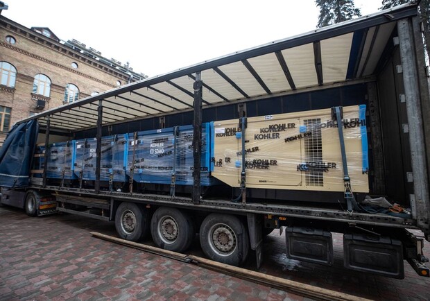 На фото - новые очень мощные генераторы из Дании, которые прибыли в Киев. 