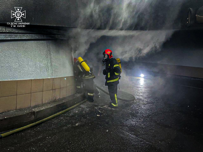На Новопечерских Липках загорелся подземный паркинг: подробности.