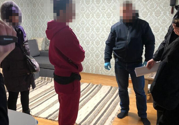 В Киевской области женщина переправляла призывников за границу под видом волонтеров. 