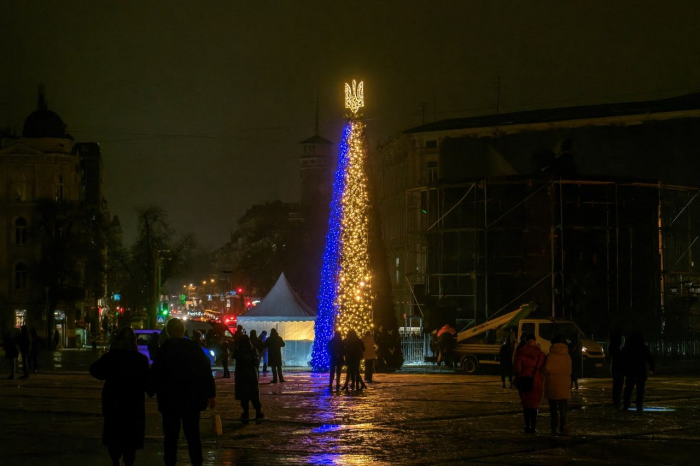 Как выглядит главная новогодняя елка страны на Софийской площади в Киеве.