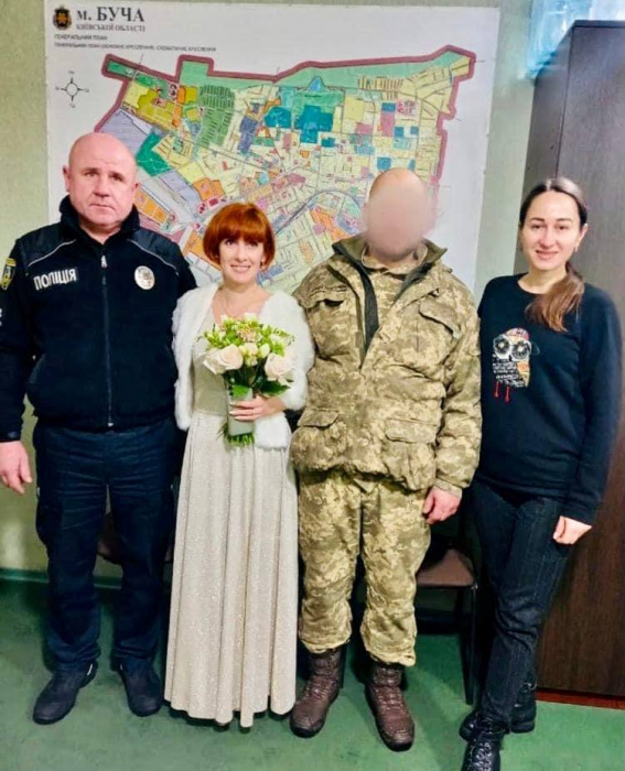 В Буче из-за отключения света пара поженилась в полицейском участке.