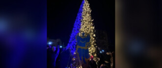 В Киеве зажгли новогоднюю "Елку несокрушимости" (фото)