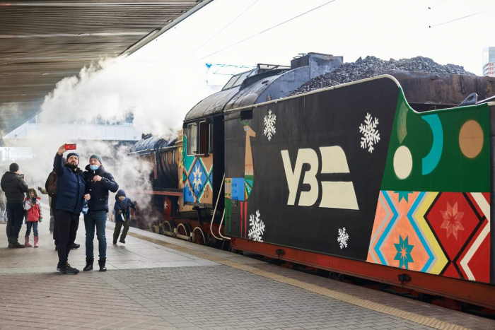 На зимние праздники по Киеву будет курсировать сказочный ретро-поезд.
