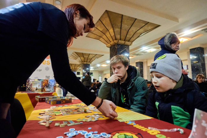 На Центральном железнодорожном вокзале Киева открыли бесплатную игротеку.