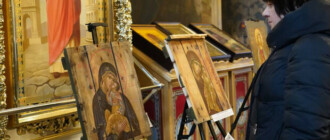В Михайловском соборе открылась выставка икон, написанных на ящиках с боеприпасами