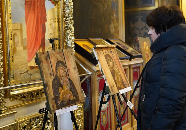 В Михайловском соборе открылась выставка икон, написанных на ящиках с боеприпасами. 