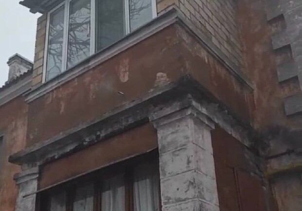 В Киеве установили генератор в квартире, а газ выпускают через проем в стене. 