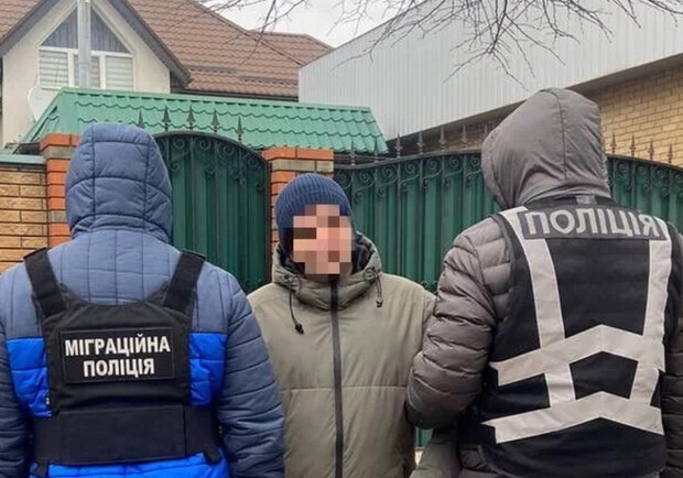 В Киеве разоблачили схему выезда мужчин за границу под видом волонтеров. 