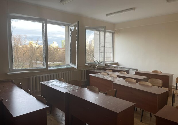 Из-за вчерашних ударов ракетами поврежден корпус университета Шевченко - фото. 