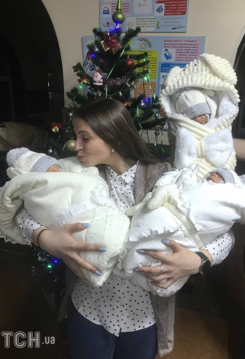 Тетя и будущая крестная мама с тройняшками. || Фото: Киевлянка, родившая тройню на Новый год, рассказала, как чувствуют себя дети. || Фото: tsn.ua