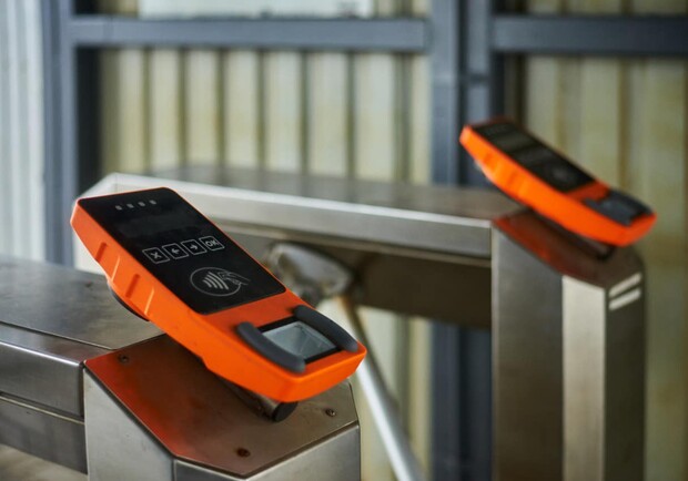 Оплачивать проезд в городской электричке в Киеве теперь можно картой и смартфоном с NFC. 