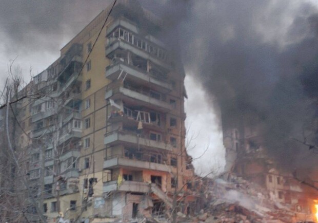 В Днепре оккупанты нанесли ракетный удар по жилому дому - фото
