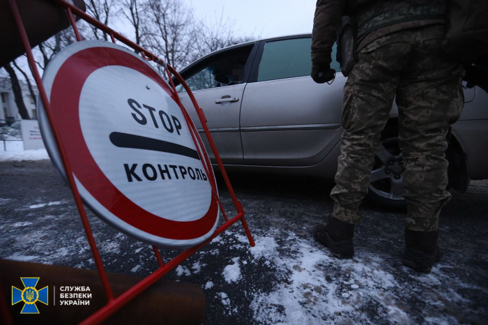 СБУ проверяет автомобили и здания в правительственном квартале Киева