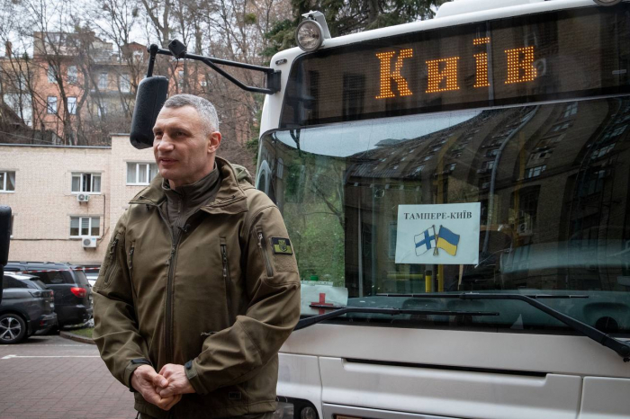 Киев получил от финского города пассажирские автобусы и гуманитарную помощь.