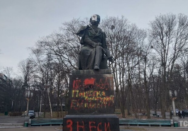 В Киеве на голову Пушкину на памятнике надели целлофановый пакет. 