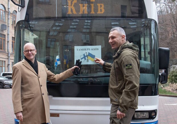 Киев получил от финского города пассажирские автобусы и гуманитарную помощь. 