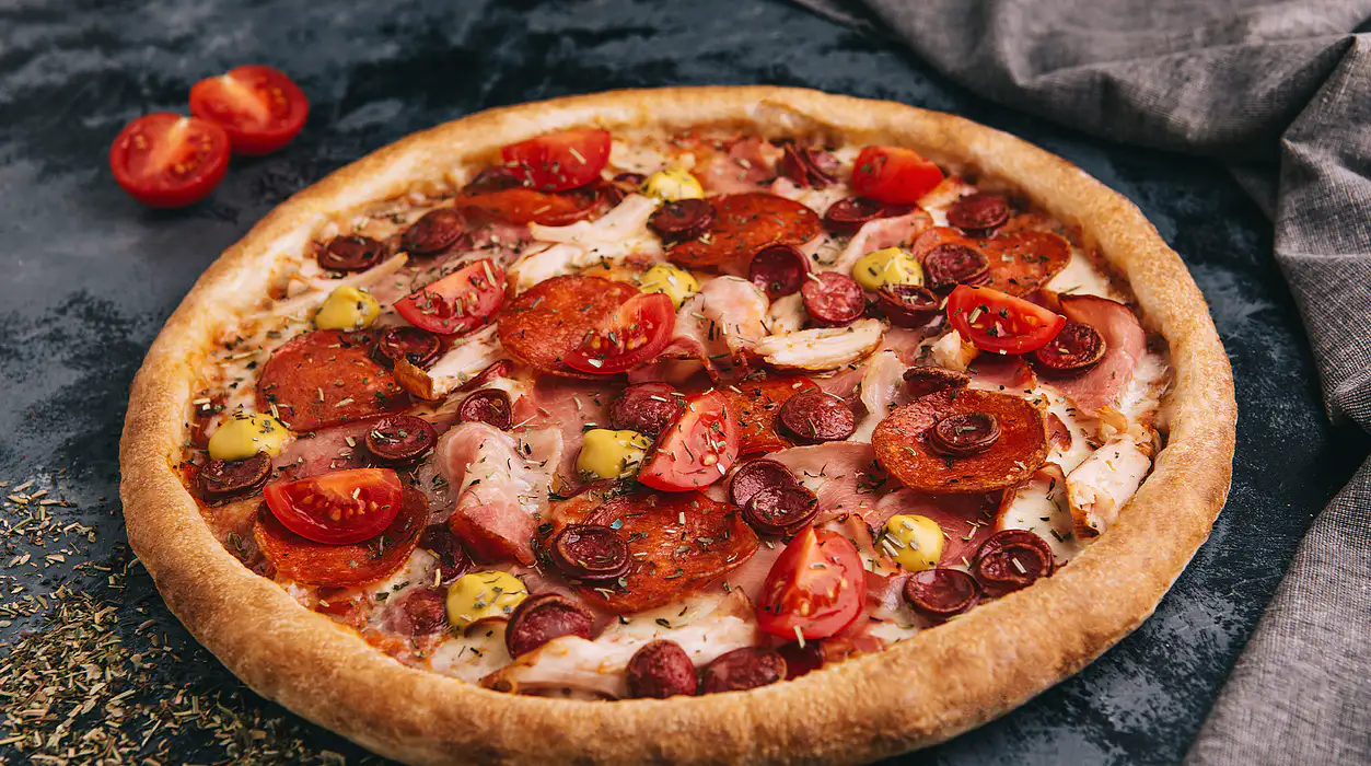 Готовим сочную пиццу с хрустящей корочкой: пошаговый рецепт
