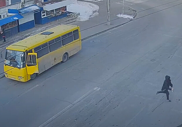 В Киеве пассажир напал с ножом на маршрутчика и украл его выручку