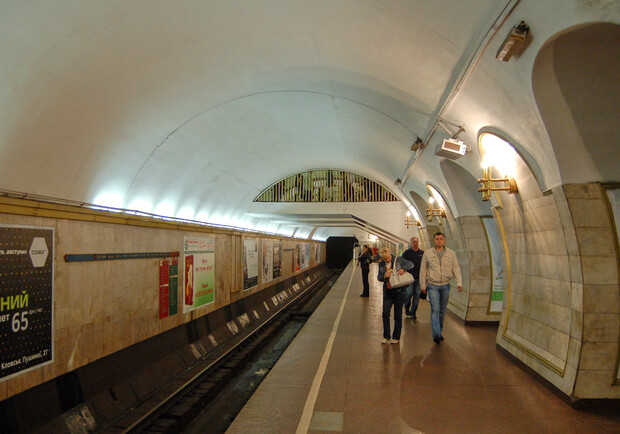 В Киеве девушка прыгнула на рельсы метро и шла навстречу поезду. 