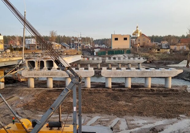На трассе Киев - Ирпень строится новый мост - фото. 