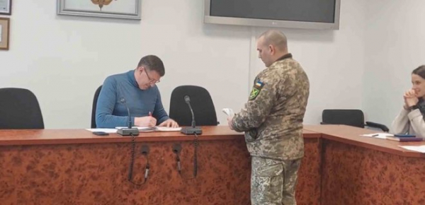 
Мэру Броваров в помещении горсовета вручили повестку в военкомат – видео 