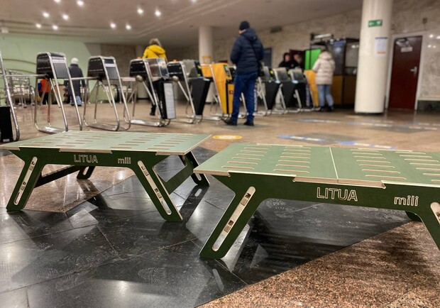 В метро Киева во время тревоги теперь устанавливают модульные скамейки - фото. 