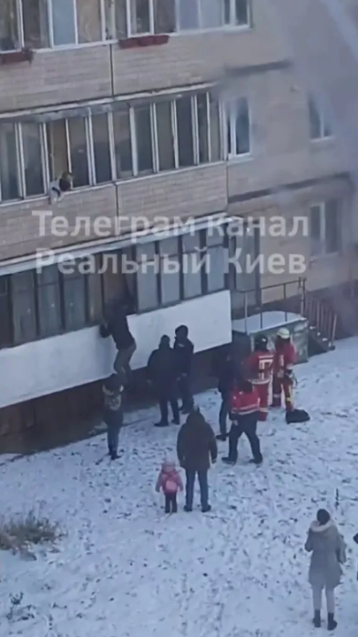 В Киеве мужчина угрожал выбросить с балкона ребенка (ВИДЕО) фото 2 1