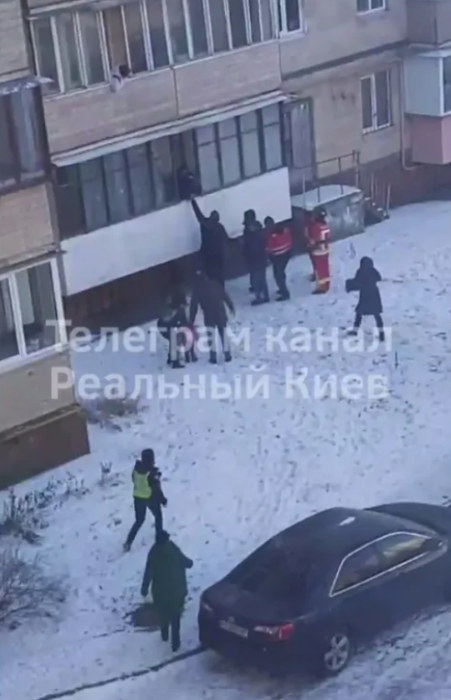В Киеве мужчина угрожал выбросить с балкона ребенка (ВИДЕО) фото 1