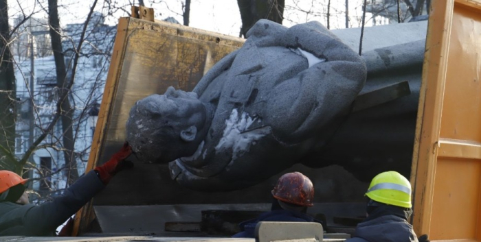 Демонтаж памятника Ватутину