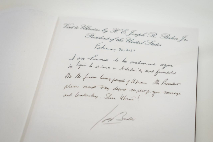 Что написал Байден, награжденный в Киеве табличкой за смелость, в гостевой книге Мариинского дворца фото 1