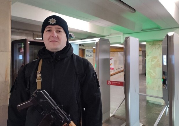 У метро "Васильковская" полицейский спас жизнь мужчине дефибриллятором. 