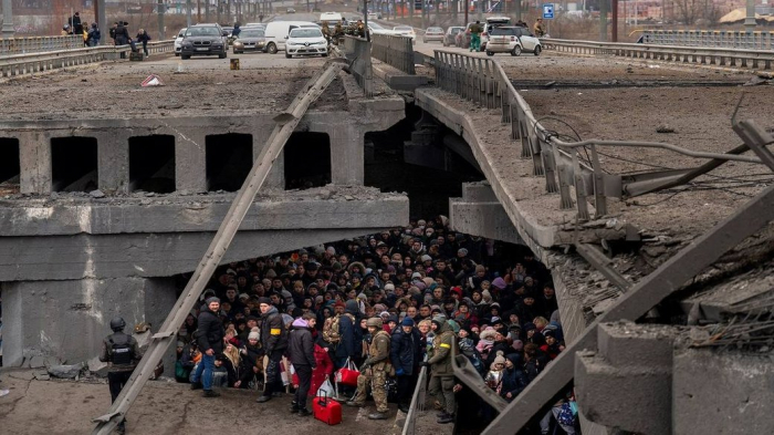 Фото старого взорванного моста, по обломках которого эвакуировались люди на Киев.