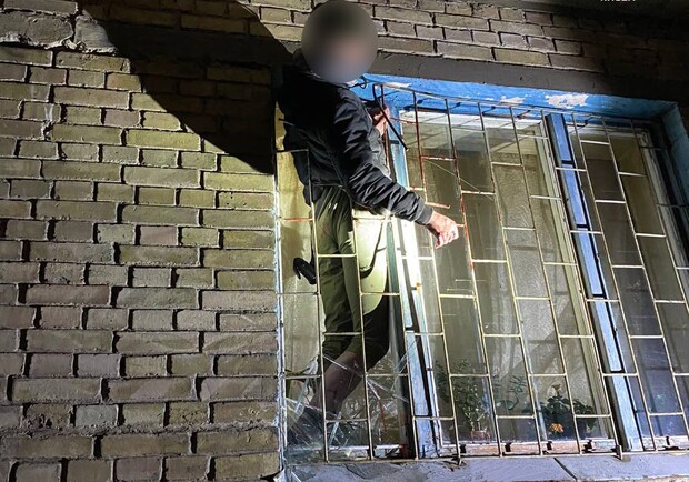 Киевлянин застрял в окне при попытке проникнуть в квартиру. 