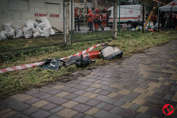 
Трагедия в Броварах. Фоторепортаж с места крушения вертолета у детского сада – фото 