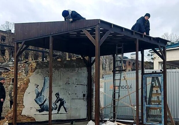 Граффити Бэнкси в Бородянке защитили стеклом и взяли под охрану. 
