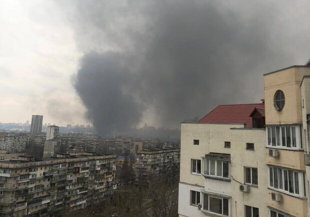 В Киеве на Подоле горят склады с лакокрасочными материалами. 