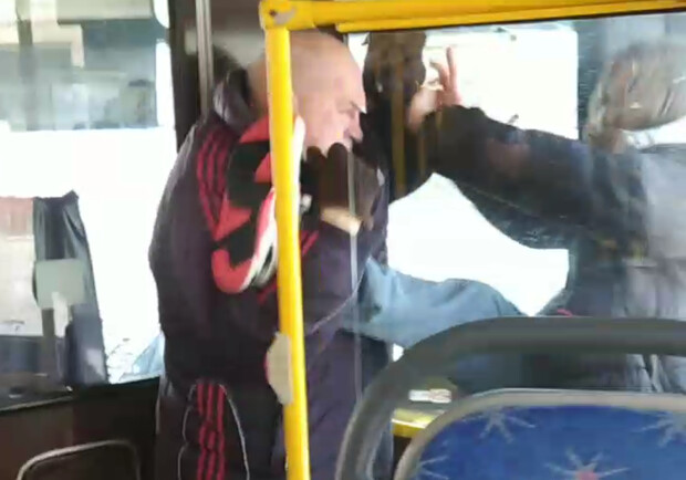 В Киеве в автобусе из-за громкой музыки между пассажирами произошла драка. 