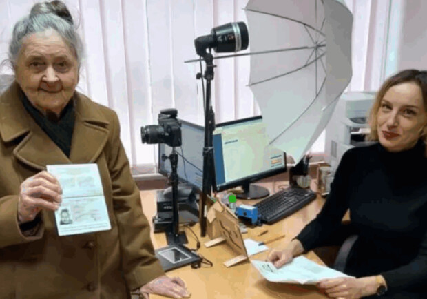 Женщина в возрасте 91 год в Киевской области оформила свой первый в жизни загранпаспорт. 