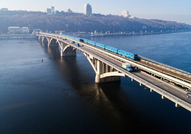В метро Киева объяснили, почему поезда не ездят во время тревоги по мостам. 