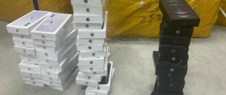 Менял iPhone на муляжи: сотрудник киевской таможни украл товаров на 40 миллионов