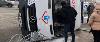 В Киеве джип протаранил "скорую" и она перевернулась: есть пострадавшие (ФОТО, ВИДЕО)
