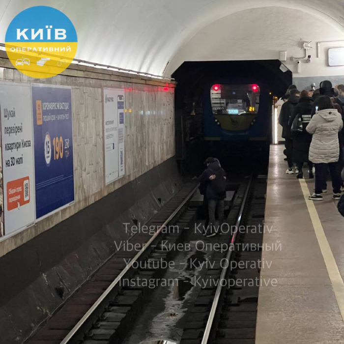 В Киеве девушка прыгнула на рельсы метро и шла навстречу поезду.