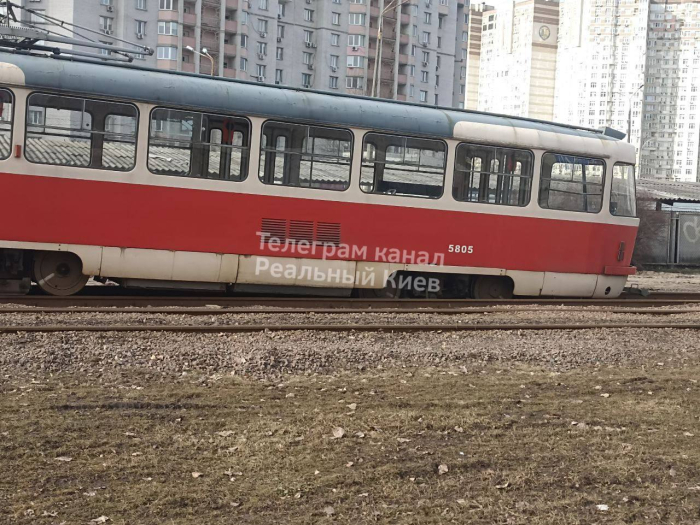 Трамвай сошел с рельс Фото: Реальный Киев