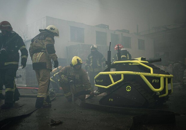 В Киеве для борьбы с огнем сегодня впервые использовали робота-пожарного - видео. 