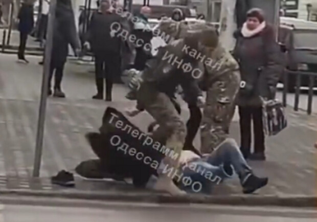 Одессита жестко задержали сотрудники военкомата и уложили на землю. Виновных накажут - видео